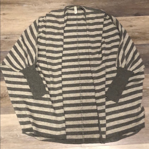 Robbi & Nikki Striped Wool Dolman Sleeve Sweater - Picture 4 of 6